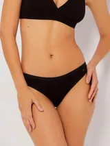 Pack de tres bombachas de algodón, corte clásico, en colores negro, beige y blanco.