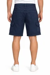Bermuda cargo color natural, con bolsillos laterales con solapa y cierre frontal con botón y bragueta.