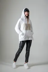 Calzas negras de cuero sintético con corte ajustado y cierre en los tobillos.