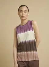 Musculosa con diseño tie-dye en tonos morado, blanco y marrón.