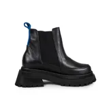Bota de cuero negra con laterales elásticos, tirador trasero azul y plataforma dentada.