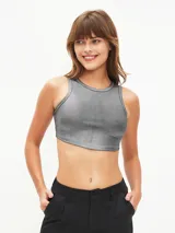Crop top plateado de tejido acanalado, con cuello redondo y sisas anchas.