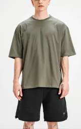 Remera de corte holgado y diseño minimalista en color verde militar, con cuello redondo y mangas cortas de hombros caídos.