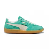 Championes Puma modelo Palermo Vintage, color verde menta con detalles en blanco y suela de goma color caramelo. Confeccionados en una combinación de gamuza y lona, con el logo de la marca en dorado en el lateral.