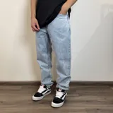 Jean mom oversize de hombre, color celeste claro con efecto acid wash.
