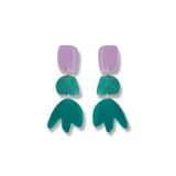 Par de aros colgantes con piezas geométricas de acrílico en color lila, verde esmeralda y verde agua.