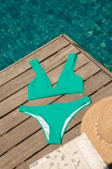 Conjunto de bikini color lila, compuesto por un corpiño de escote en V con tirantes anchos y una bombacha de corte clásico.