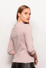 Polera manga 3/4 color lila, de corte ajustado y cuello alto con detalle de tela con textura a rayas horizontales.