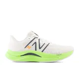 Championes de running New Balance FuelCell Propel v4, color blanco con detalles en verde y gris.