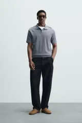 Polo de manga corta color verde oliva, con cuello solapa y abertura frontal tipo polo. Presenta una textura acanalada vertical y un calce regular.