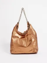 Cartera tipo hobo de cuero metalizado color bronce, con detalles fruncidos en la parte superior y asa de cadena metálica plateada.