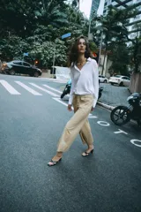 Pantalón culotte de tiro alto en color verde militar. Presenta bolsillos frontales de plastrón con solapa, cierre frontal con cremallera y botón, y diseño de pierna ancha con dobladillo marcado.