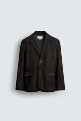 Blazer de corte regular confeccionado en piel con acabado de ante. Presenta cuello con solapas de muesca, cierre frontal de dos botones, bolsillos con solapa en la cadera y aberturas en la espalda.