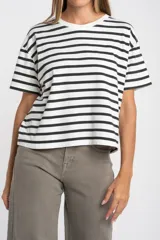 Remera de corte oversize confeccionada en algodón lavado, con diseño de rayas horizontales en color negro sobre fondo crudo, cuello redondo y mangas cortas.