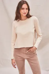 Remera de manga larga con textura acanalada, corte oversize y cuello redondo.