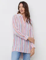 Blusa de gasa estampada a rayas verticales en tonos naranja, celeste, violeta y blanco. Tiene cuello con solapa, escote en V y abertura con botones.
