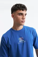 Remera negra de algodón con cuello redondo y estampado frontal con el logo de la marca Mistral y texto en blanco.