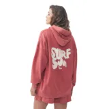 Buzo con capucha oversize color ladrillo, con logo estampado en el frente.