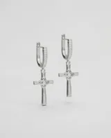 Caravanas de plata 925 con diseño de cruz colgante, adornadas con circonias brillantes. Cuentan con un cierre tipo pasante clip.