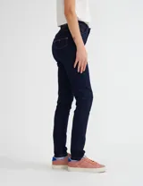 Jean de tiro alto color azul oscuro, corte recto y con costuras a la vista en color ocre.