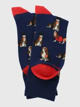 Calcetín de largo medio color azul marino con estampado de perros Basset Hound con sombreros y suéteres rojos. Presenta talón y puntera en color rojo contrastante.