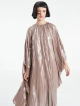 Vestido largo de diseño tipo capa con textura plisada, cuello redondo y mangas amplias estilo murciélago.