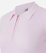 Blusa de punto acanalado marca Blue Steel, con cuello polo estructurado y cierre parcial con cremallera. Presenta un diseño ajustado de manga larga y acabado recto en el ruedo.