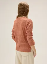 Buzo de tejido en lurex con escote en V, manga larga y silueta relajada, con un brillo sutil y textura tramada.