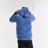 Canguro azul con capucha y cordones blancos, bolsillo tipo canguro y logo bordado en el pecho.