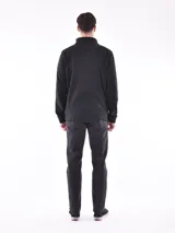 Buzo de polar color verde oliva, con cuello alto y cierre frontal parcial. Presenta puños y cintura acanalados.