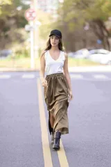 Falda larga color verde militar, con cintura elastizada y bolsillos laterales tipo cargo.