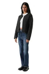 Campera corta acolchada con diseño de rombos, cuello redondo y cierre frontal con cremallera.