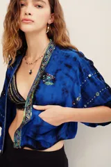 Kimono de viscosa color azul con efecto tie-dye y bordados decorativos en cuello y mangas.
