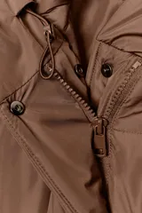 Campera puffer acolchada de color negro, con cuello envolvente, capucha integrada, manga larga, bolsillos laterales ocultos y bajo con elástico. Cierre frontal con botones a presión ocultos por solapa.