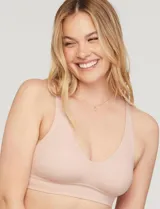 Bralette de microfibra color beige, con diseño de acabado invisible, pads removibles, tiras regulables y espalda en U. No posee aros.