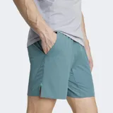 Short de training Adidas color verde azulado, corte ajustado y entallado, con logo de Adidas en color oscuro en la pierna izquierda.