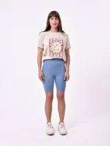 Biker short de tiro alto, confeccionado en tejido elástico liso.