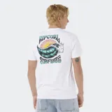 Remera negra de manga corta con cuello redondo y un pequeño estampado gráfico en el pecho izquierdo con el logo de Rip Curl y texto relacionado con el surf.