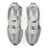 Championes urbanos New Balance modelo 327, color gris con logo "N" negro en los laterales, confeccionados en gamuza y nylon, con suela de goma negra.