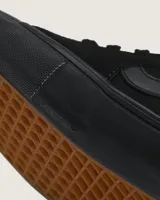 Championes Vans modelo Skate Old Skool, de diseño low-top en color negro total. Confeccionados en una combinación de gamuza y lona, cuentan con la icónica franja lateral Sidestripe, refuerzos Duracap para mayor durabilidad, suela vulcanizada con patrón Waffle para un agarre superior y plantillas PopCush para una amortiguación avanzada.