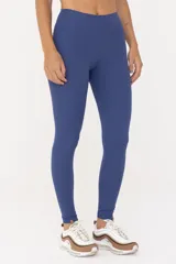 Calza azul de tiro alto, confeccionada en tejido de poliamida y elastano.