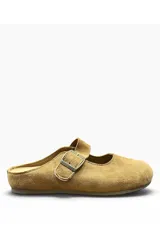 Zueco tipo bailarina de gamuza color camel, con diseño cerrado en la parte delantera, talón descubierto y una tira con hebilla metálica ajustable en el empeine.