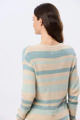 Buzo tejido de algodón con diseño de rayas horizontales en tonos beige y celeste, de manga larga y cuello redondo.