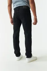 Jean de calce regular, tiro medio, con logo bordado y pasa cintos.