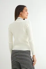 Polera de tejido de punto acanalado en color gris oscuro, con cuello alto y mangas largas ajustadas.