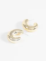 Aros tipo argolla gruesos plateados.