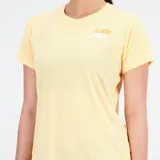 Remera deportiva amarilla de manga corta, con logo estampado en el pecho y tecnología NB DRY de secado rápido.