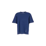 Remera de corte boxy color azul, con cuello redondo y costuras en contraste de color blanco. Presenta un pequeño bordado del logotipo de la marca con forma de corazón en la parte inferior.