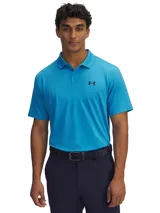 Chomba Under Armour Matchplay de color celeste, confeccionada en tejido texturizado con mangas cortas, cuello camisero y cierre frontal de botones.