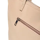 Cartera tipo tote bag de diseño minimalista en color beige, con cierre superior y doble asa de hombro. Presenta el logo de la marca grabado en el centro.